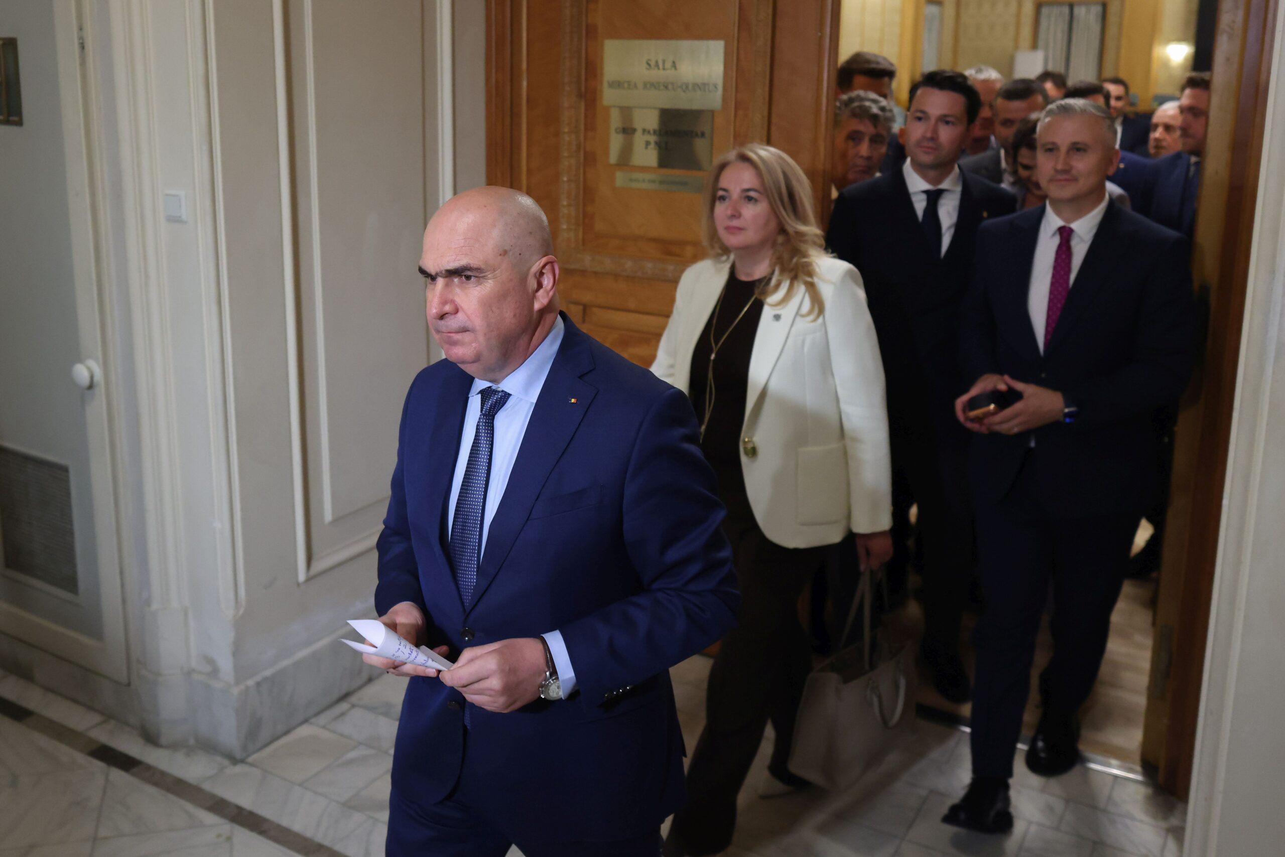 PNL: Candidaturile pentru șefia partidului se depun până sâmbătă la ora 17. Bolojan candidează, Veștea renunță și contestă congresul