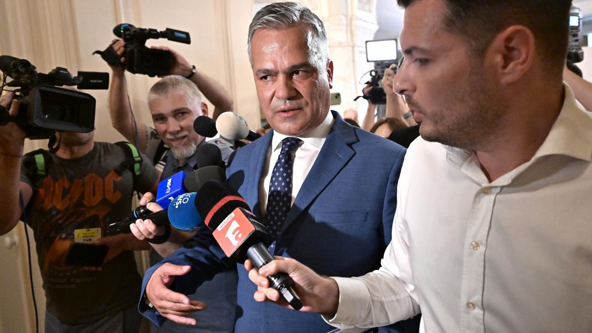 PNL îi cere lui Adrian Veștea să-și depună mandatul până la ora 10.00. PSD suspendă discuțiile cu premierul desemnat