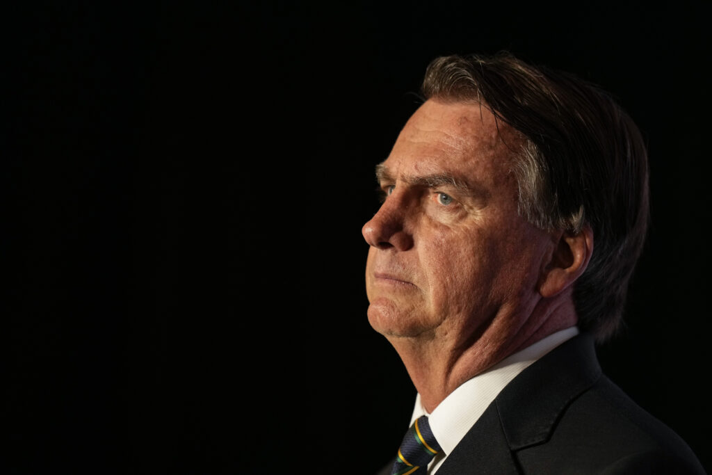 Poliția îl va interoga pe Bolsonaro despre un pistol Glock găsit în posesia echipei sale de securitate
