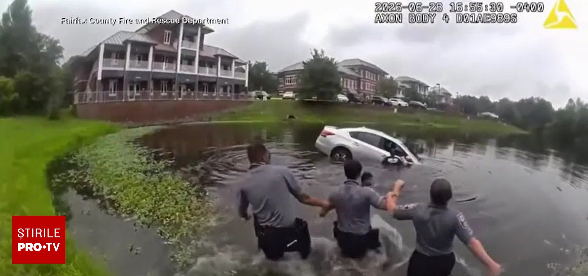 Polițiștii din Virginia au salvat un șofer dintr-un lac, formând un lanț uman