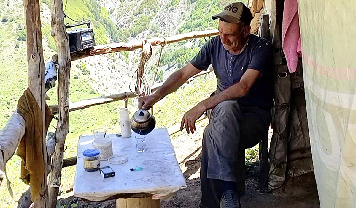 Povestea bărbatului care trăiește de 40 de ani în sălbăticie, alături de urși și lupi, la 2.200 de metri altitudine