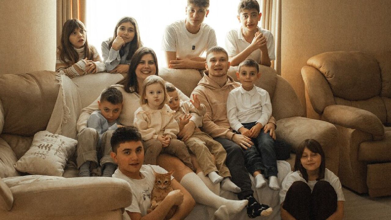 Povestea emoționantă a unui tânăr de 23 de ani care a adoptat 9 copii dintr-un orfelinat din Ucraina