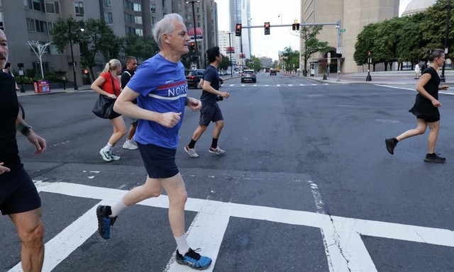 Premierul Norvegiei a susținut o conferință de presă în timp ce făcea jogging la Boston, înaintea meciului cu Irakul de la Cupa Mondială