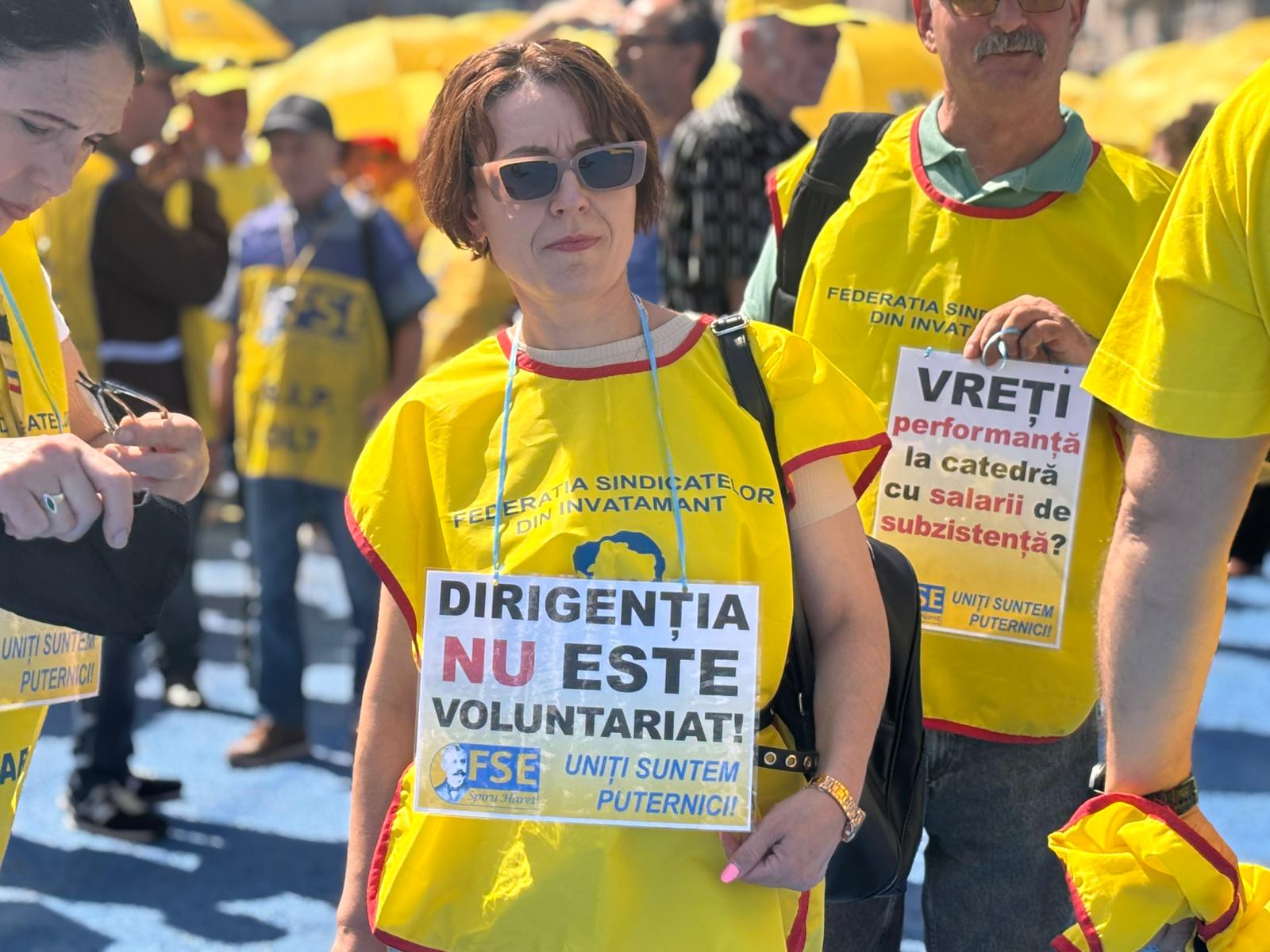 Profesorii ies din nou în stradă pe caniculă: pichetare la Parlament cu 160.000 de semnături