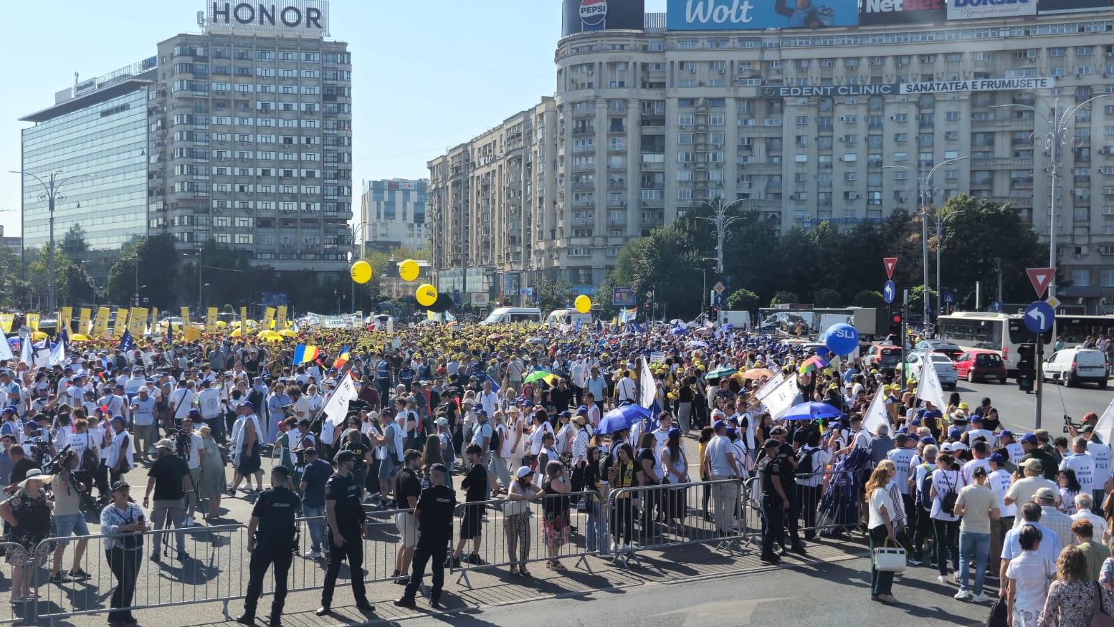 Profesorii protestează în fața Guvernului și Parlamentului, nemulțumiți de noua lege a salarizării
