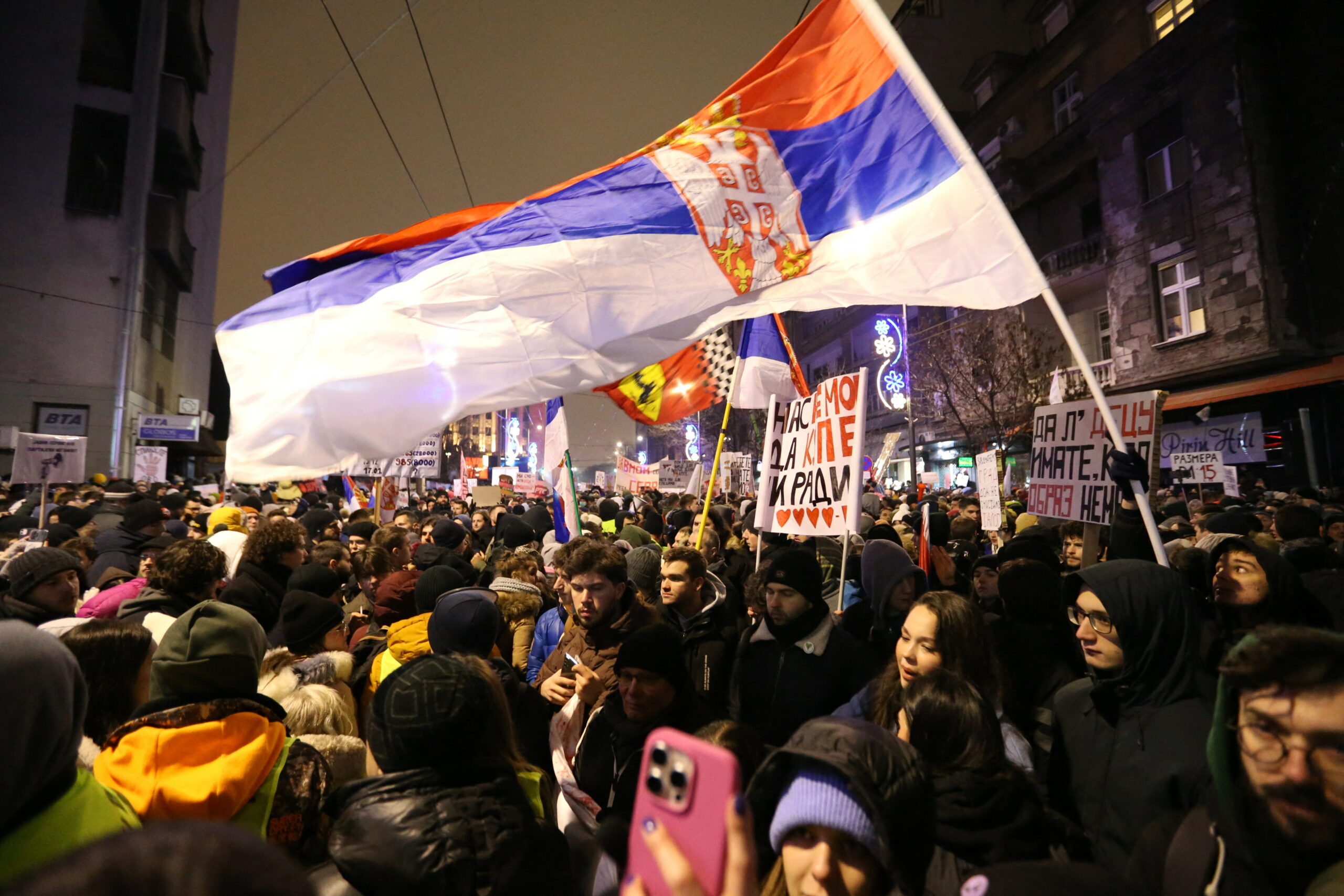 Proteste masive în Serbia după anunțul de demisie al președintelui Vucic