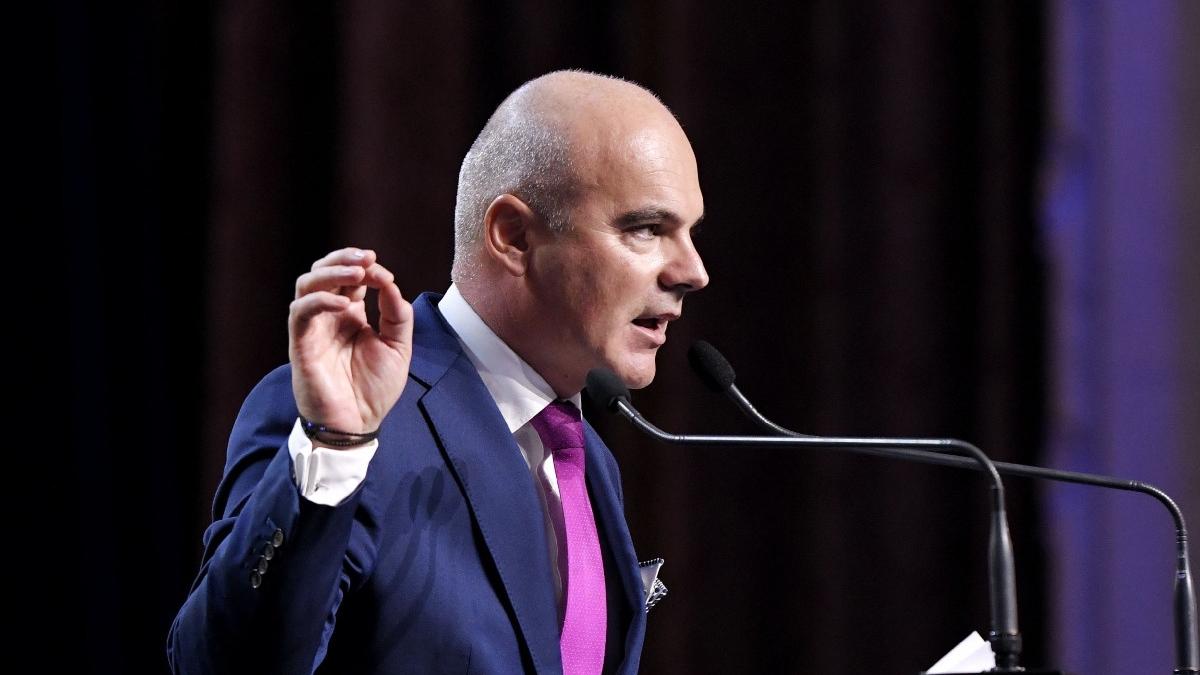 Rareș Bogdan îl acuză pe Bolojan că vrea să înlocuiască simbolul PNL cu „culorile curcubeului” și avertizează că partidul riscă să devină „sluga USR”