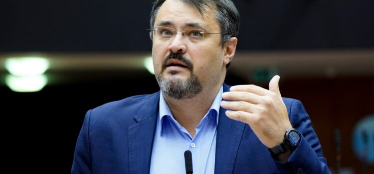 Reacții dure din USR după desemnarea lui Adrian Veștea premier: „Partida anti-reformatoare” și „o glumă proastă”
