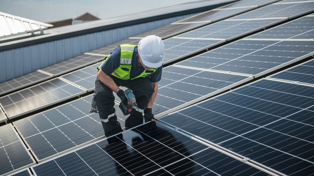 Record de producție solară în București și Ilfov: 408 MW, mai mult decât hidrocentrala Vidraru