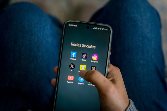 Rețelele sociale și platformele video devin principala sursă de informare la nivel mondial, potrivit unui studiu Reuters