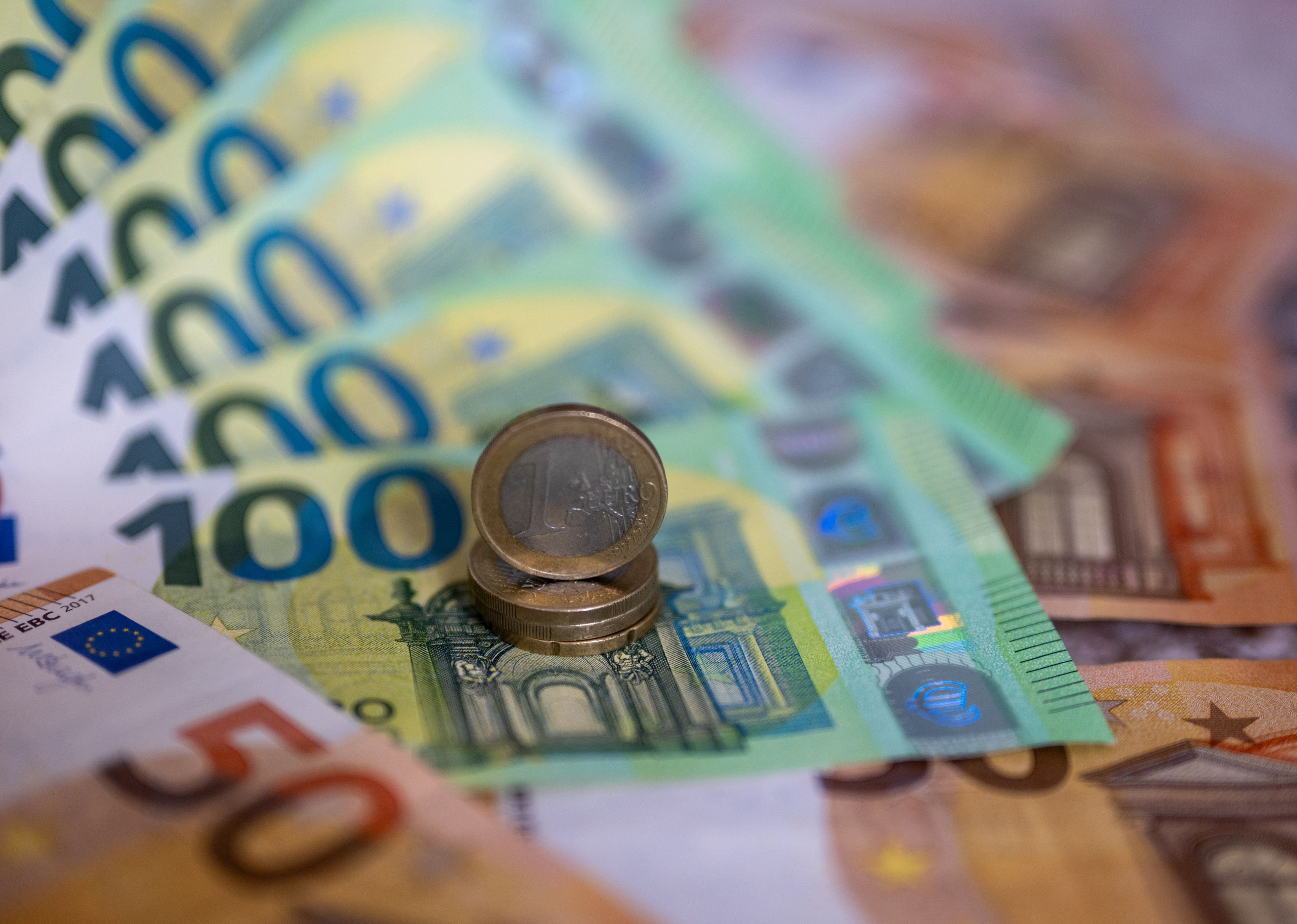 Rezervele valutare ale BNR au scăzut cu 800 mil. euro în mai, la 64,05 miliarde euro