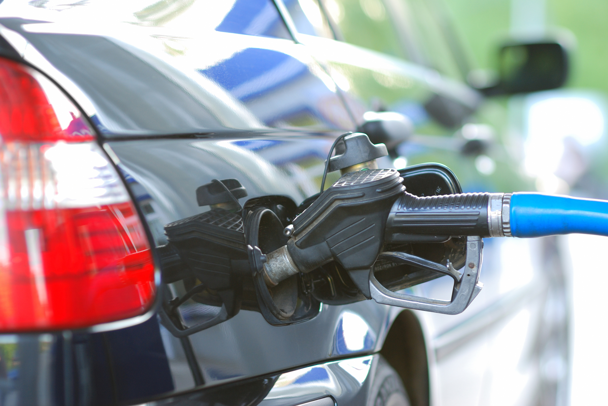 Rompetrol a ieftinit benzina cu 15 bani și motorina cu 10 bani pe litru, după o lună de prețuri stabile