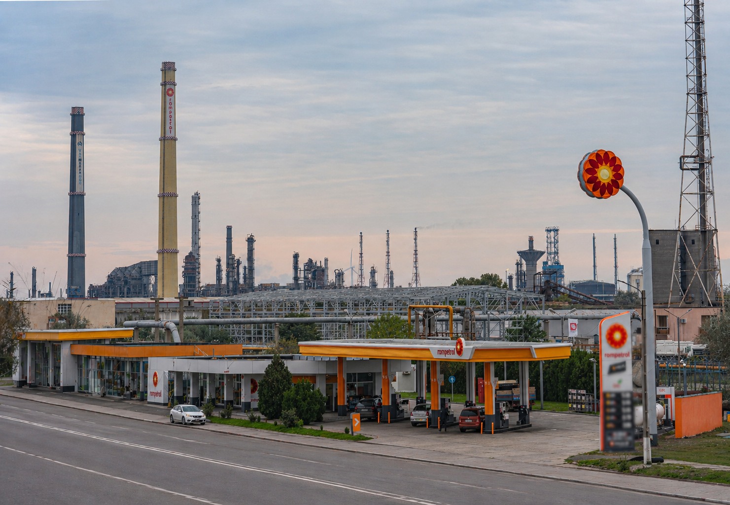 Rompetrol ieftinește carburanții cu 20 de bani/litru: benzină 9,08 lei, motorină 9,09 lei