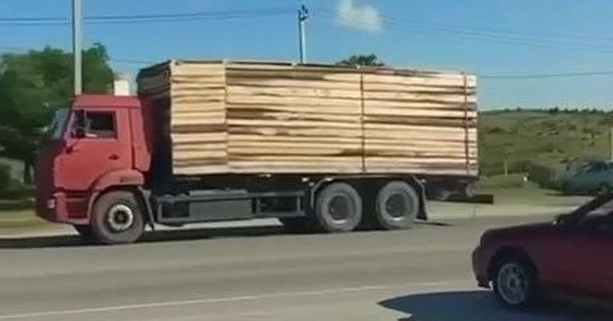 Rusia deghizează cisterne cu combustibil în vehicule de lapte pentru a aproviziona Crimeea, pe fondul crizei de carburanți
