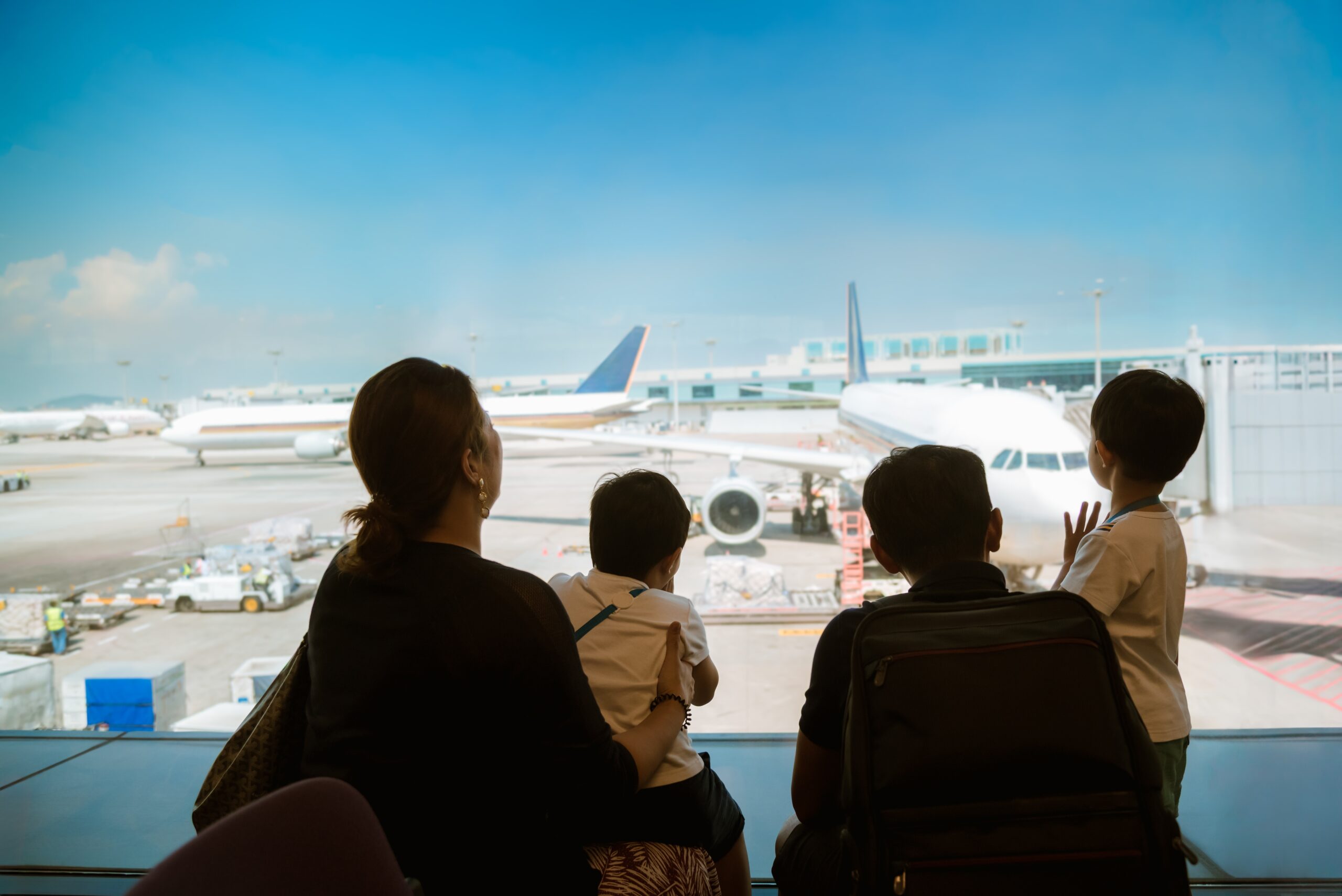 Ryanair schimbă politica locurilor pentru familii: părinții stau gratuit lângă copii