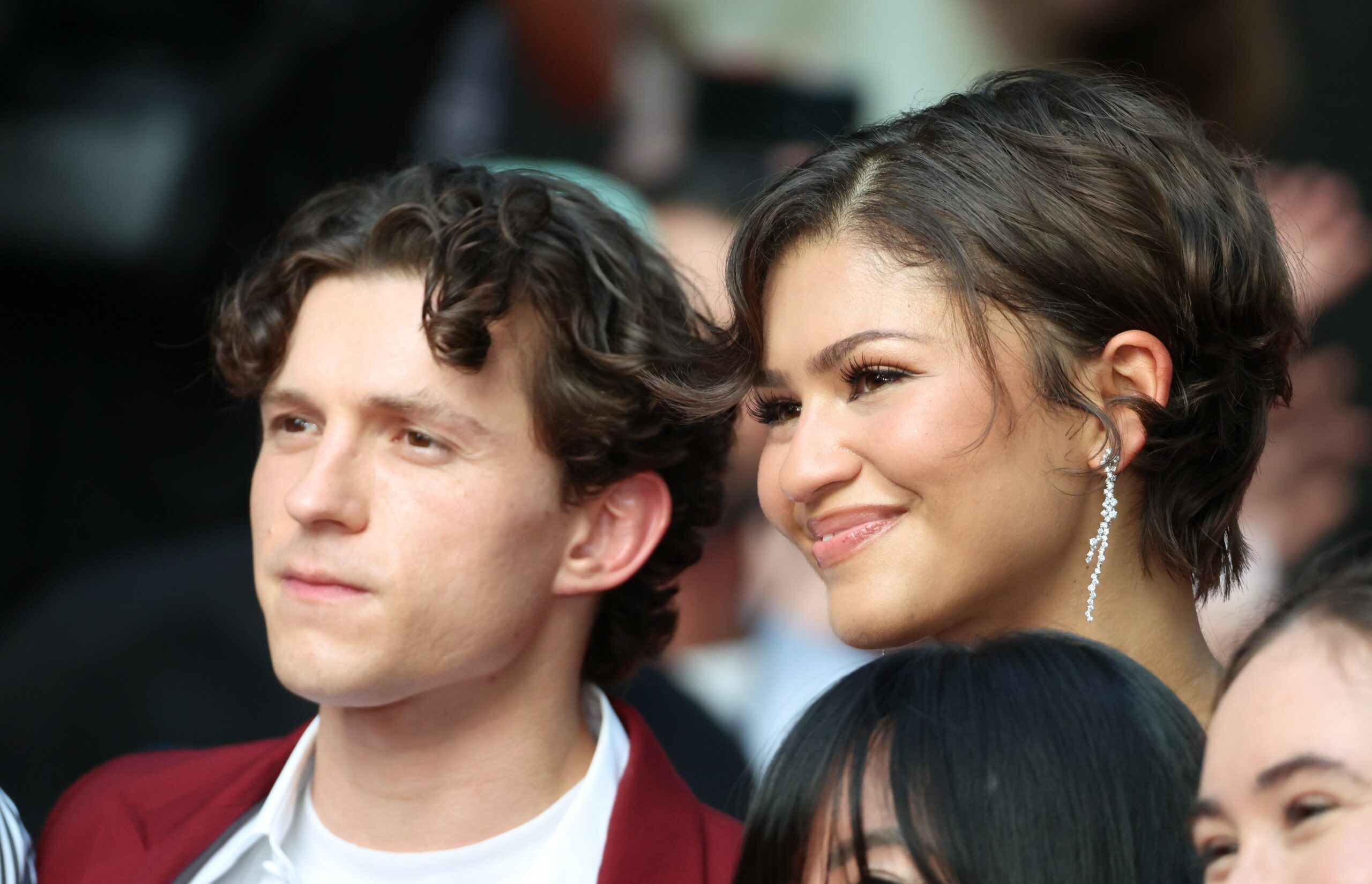 Sam Holland, fratele lui Tom Holland, s-a logodit cu Clark Stewart după 5 ani de relație
