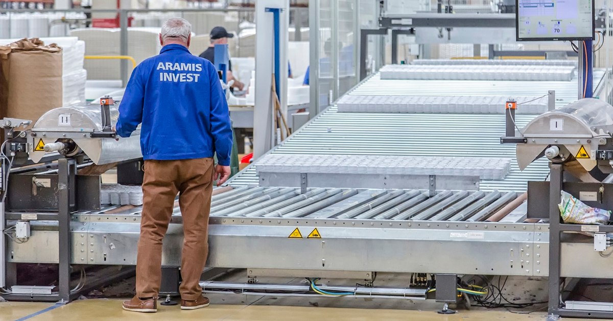 Scandal la Aramis Invest: salarii tăiate cu până la 30%, iar muncitorii se bucură de necazul colegilor din birouri