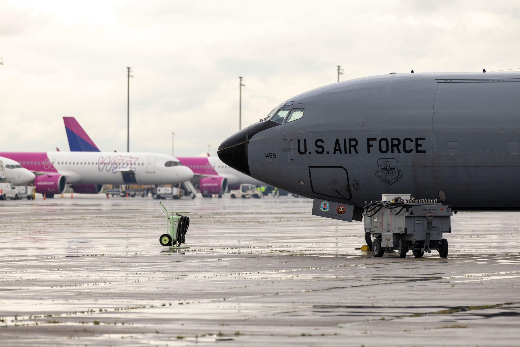 Șeful NATO spune că România a redus zborurile comerciale pentru avioanele militare americane. Datele arată o scădere de 3% pe Otopeni