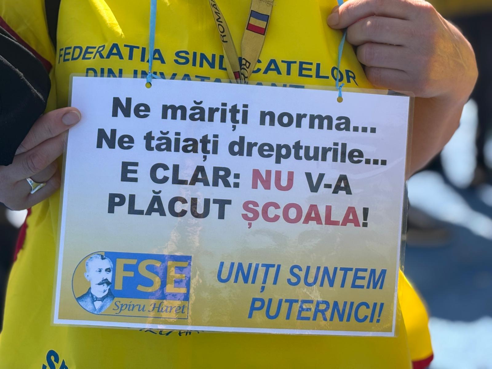 Sindicaliștii din educație protestează la Parlament: 160.000 de semnături pentru salarii mai mari și norme reduse