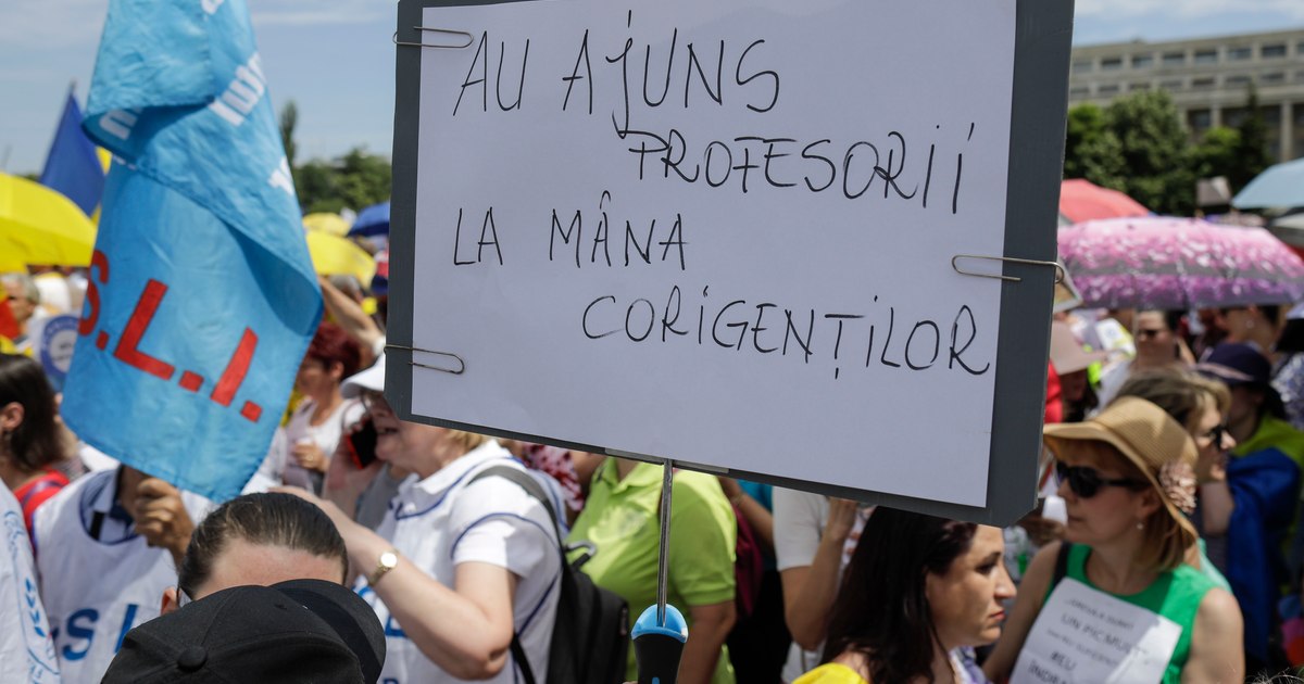 Sindicaliștii din educație protestează la Parlament cu peste 160.000 de semnături pentru modificarea legilor