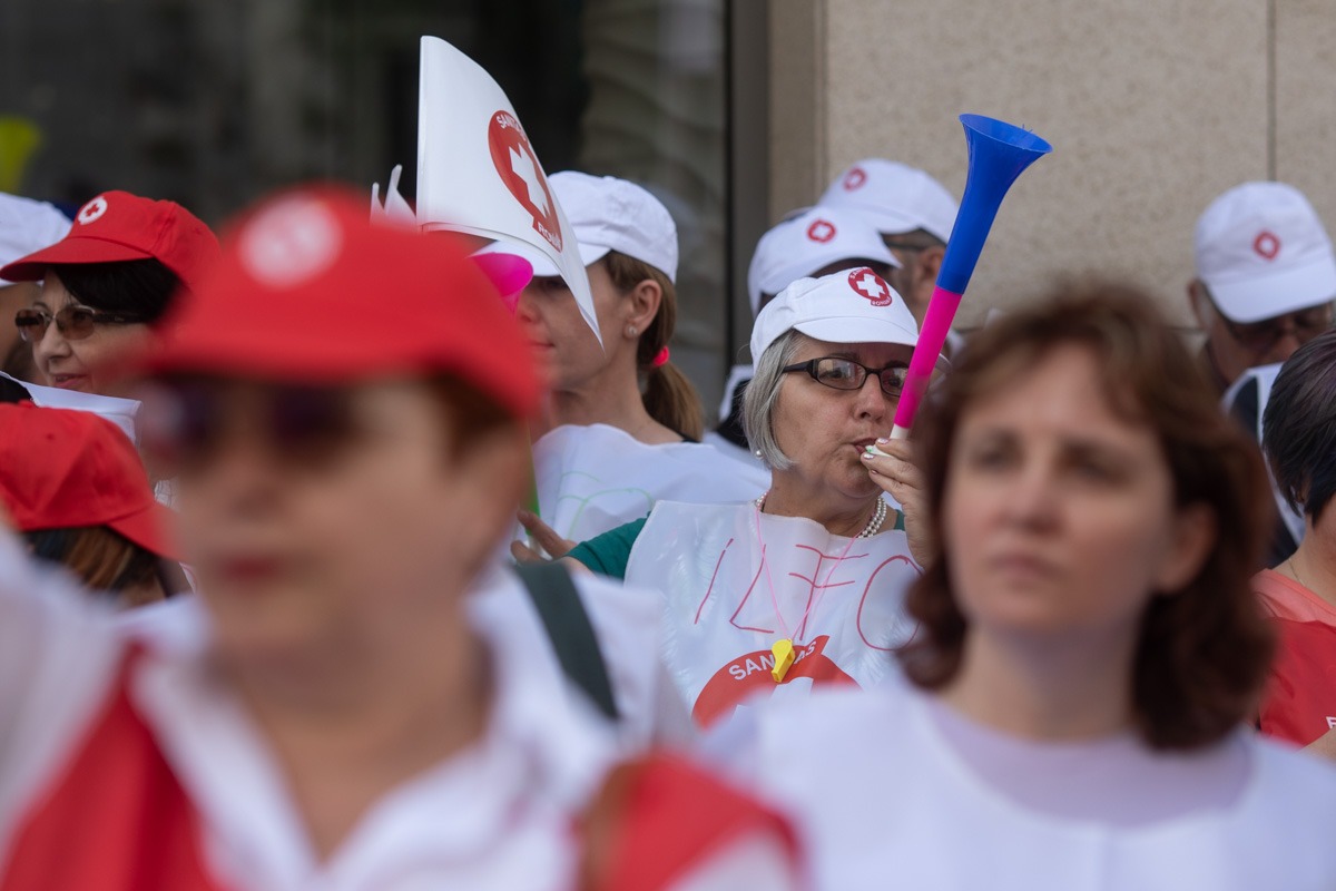 Sindicaliștii Sanitas protestează în fața Guvernului împotriva noii legi a salarizării