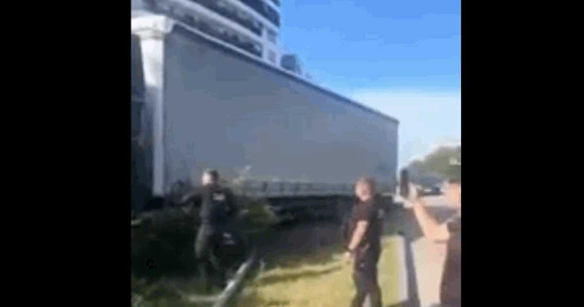 Șofer de TIR lovit și stropit cu spray lacrimogen de polițiștii locali în Constanța, după un accident cu 10 mașini