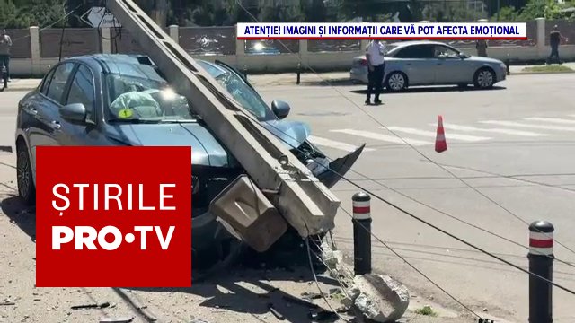 Șoferiță de 19 ani din Craiova, lovită de stâlp căzut peste mașină. Impact puternic, răni ușoare