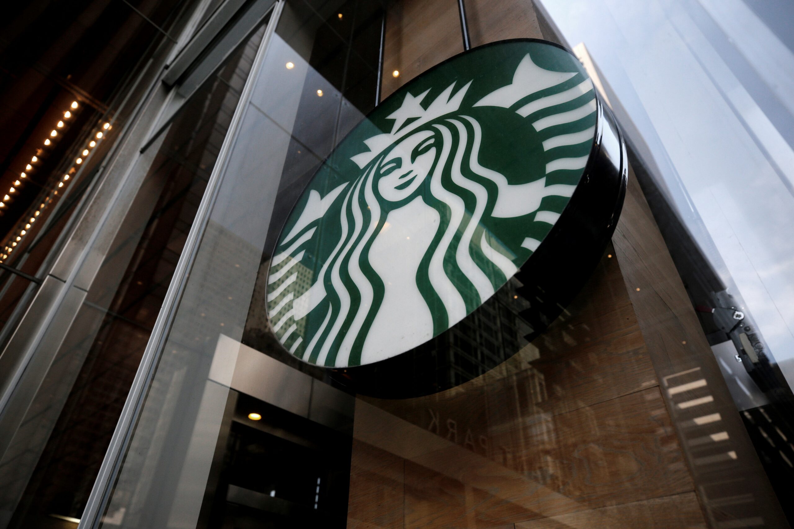 Starbucks închide peste 2.000 de cafenele în Coreea de Sud după scandalul campaniei „Tank Day”