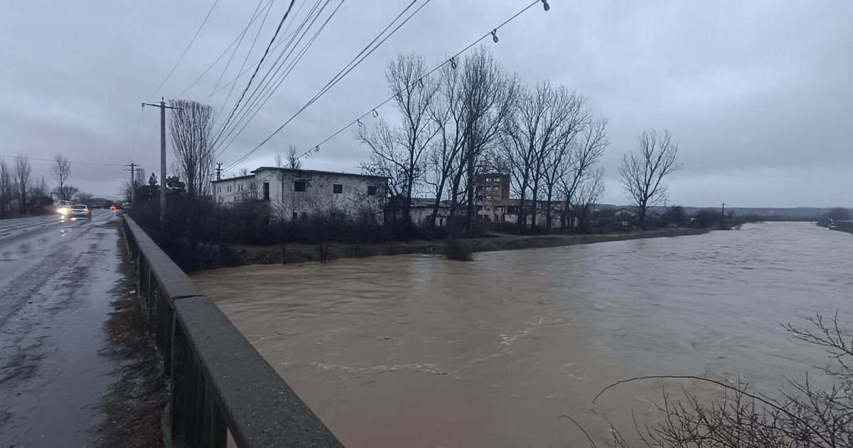 Stare de alertă în Vrancea: 80 de persoane evacuate din cauza inundațiilor. Coduri portocalii și galbene de inundații în vigoare