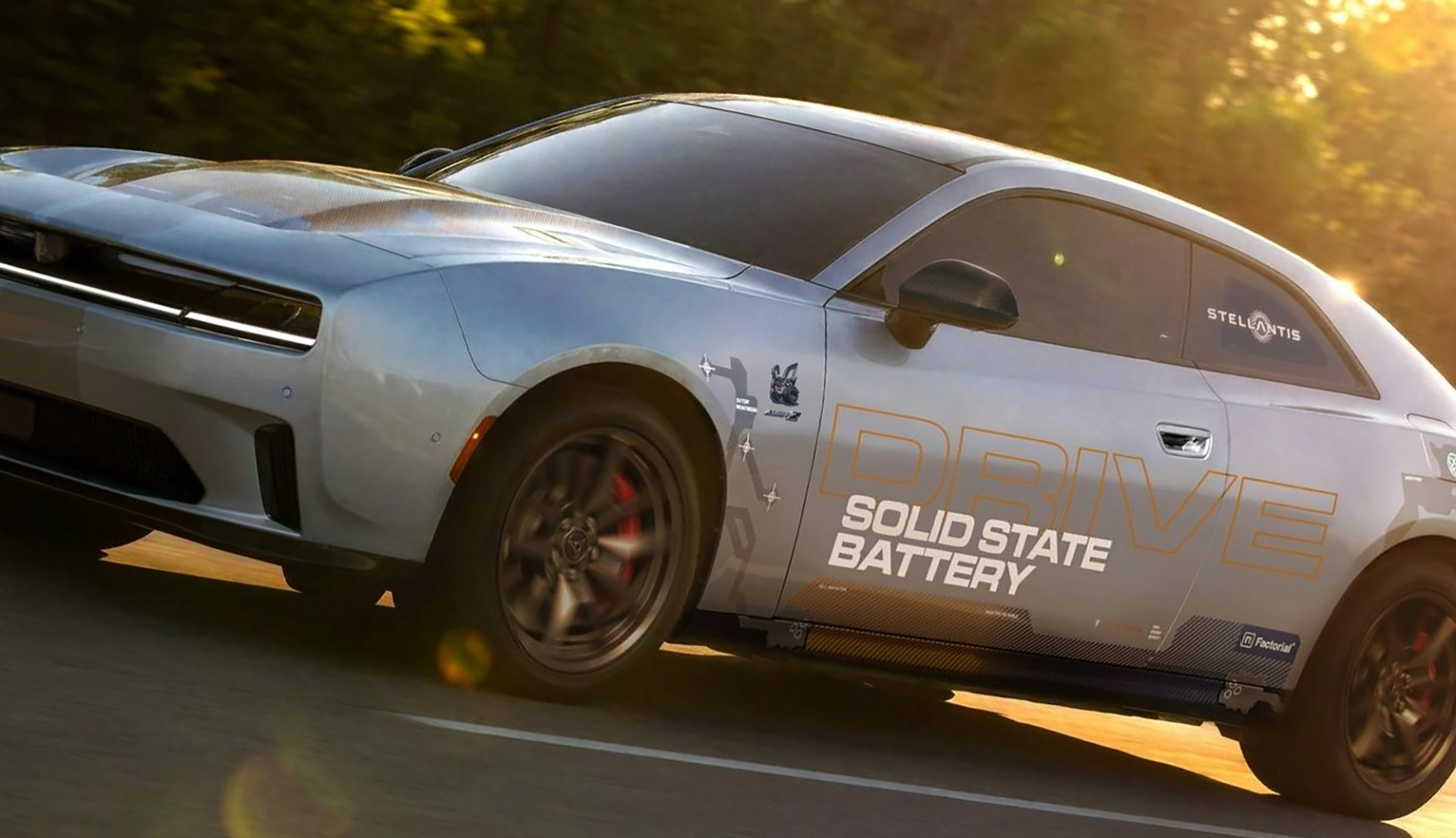 Stellantis și Factorial testează bateria solid-state pe un Dodge Charger Daytona