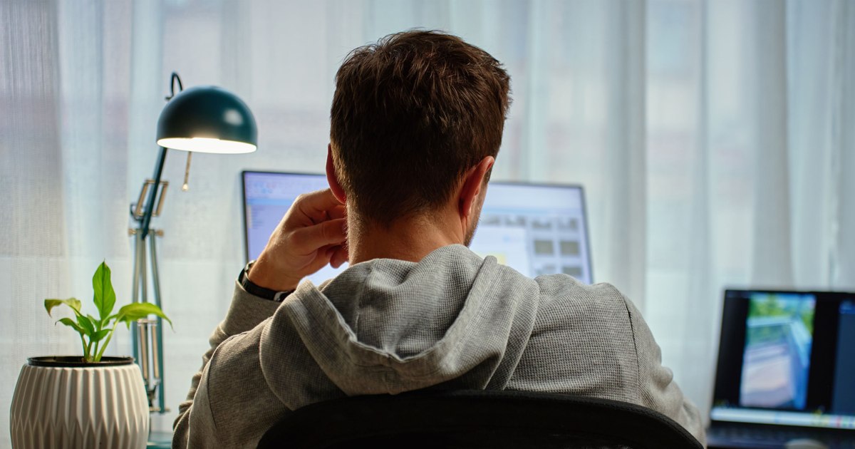Studiu: Singurătatea îi împinge pe tineri să petreacă mai mult timp online, iar internetul îi izolează și mai mult