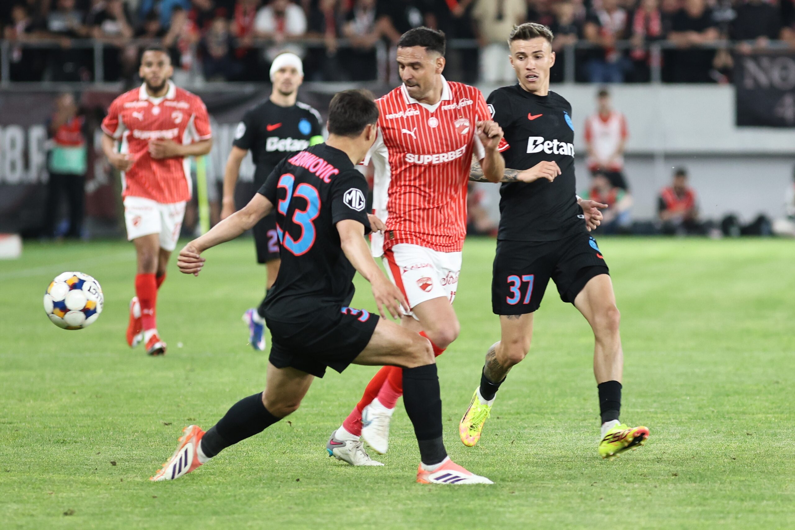 Superliga: FCSB riscă să-l piardă pe Tănase, Dinamo a adus un fundaș spaniol, Craiova l-a transferat pe jamaicanul Webster
