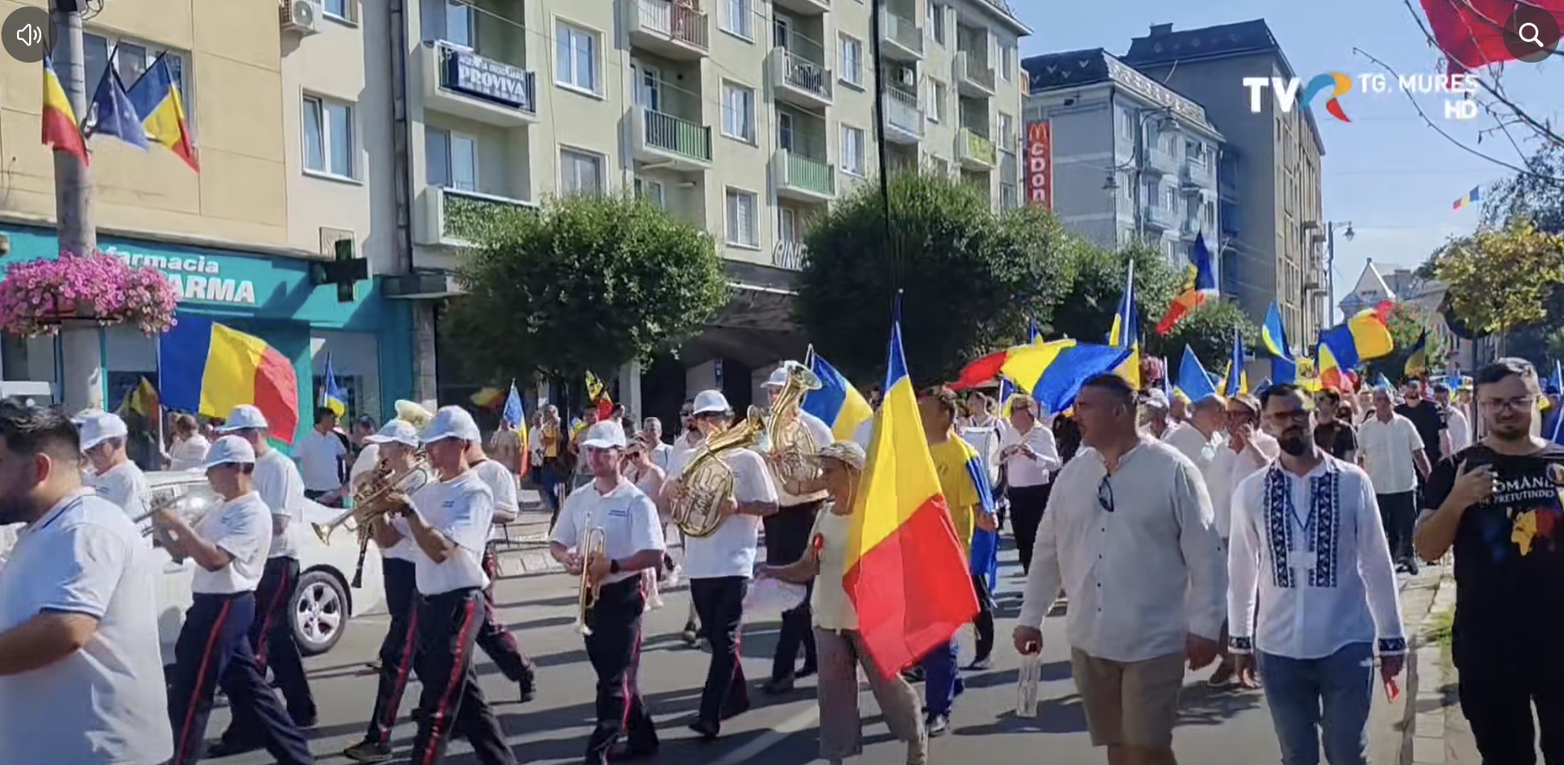Sute de persoane au participat la Marșul Tricolorului organizat de AUR la Târgu Mureș