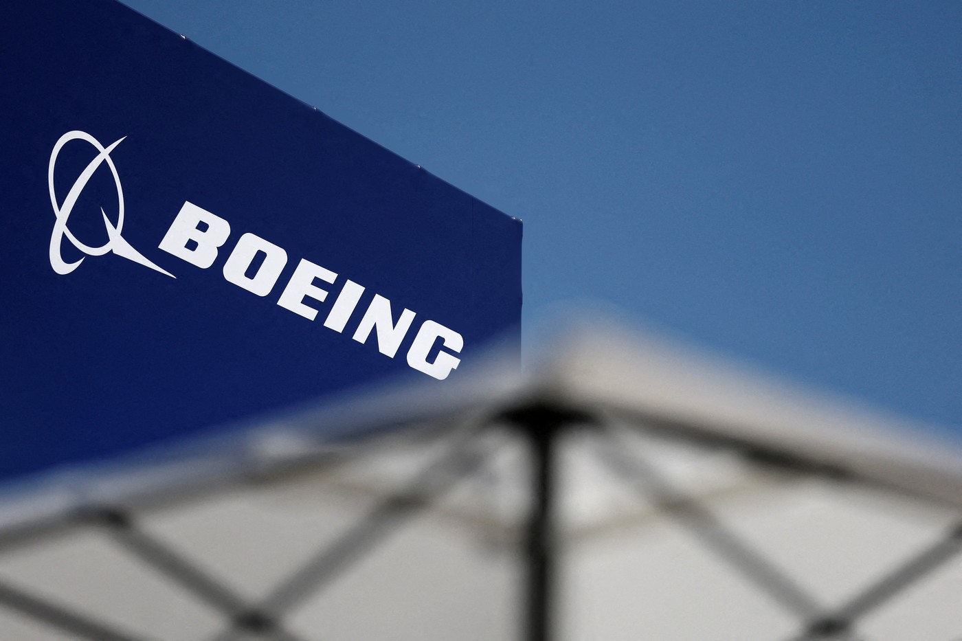 TAROM denumește un Boeing 737 MAX „Mircea Lucescu” în memoria antrenorului