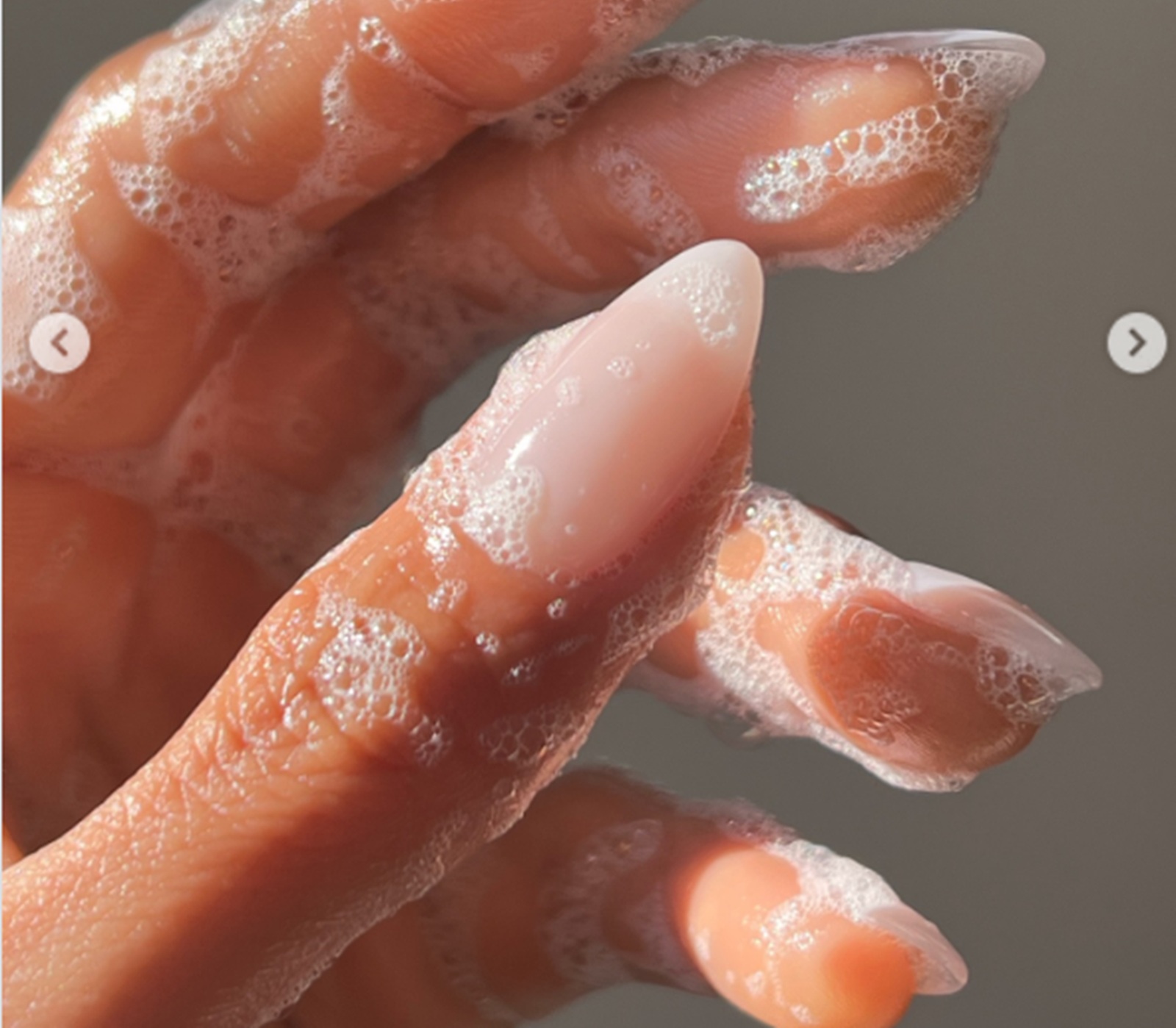 Tendința „soap nails” înlocuiește manichiura franțuzească în 2026