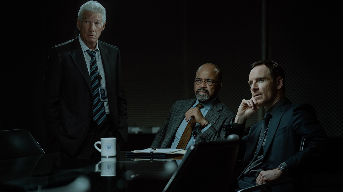 „The Agency”, sezonul 2, pe SkyShowtime: Michael Fassbender și Katherine Waterston, despre tensiunea și loialitatea sparte