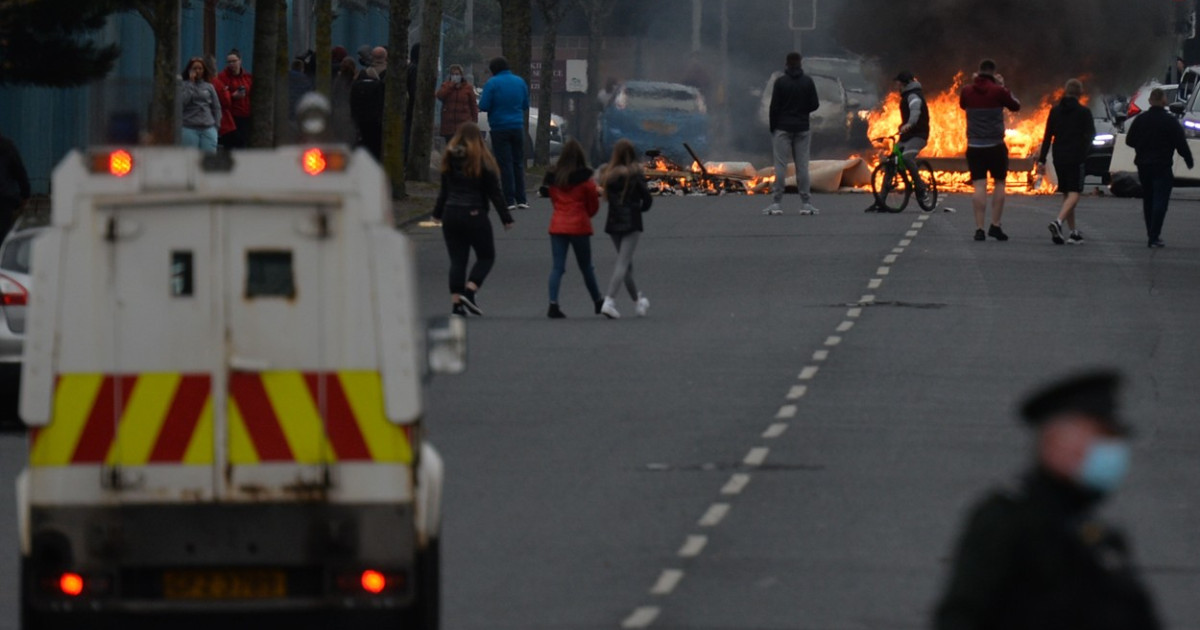 Trei familii de români, afectate de violențele din Belfast. MAE: Locuințele le-au fost vandalizate