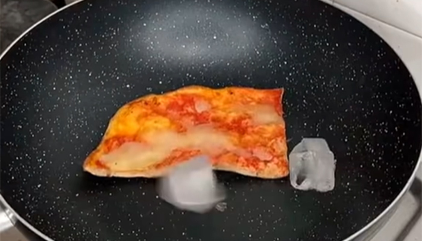 Trucul secret al pizzarilor italieni: reîncălzește pizza cu două cuburi de gheață