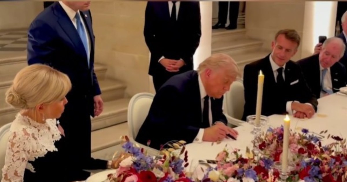 Trump a semnat acordul cu Iranul la Palatul Versailles, în timpul cinei cu Macron