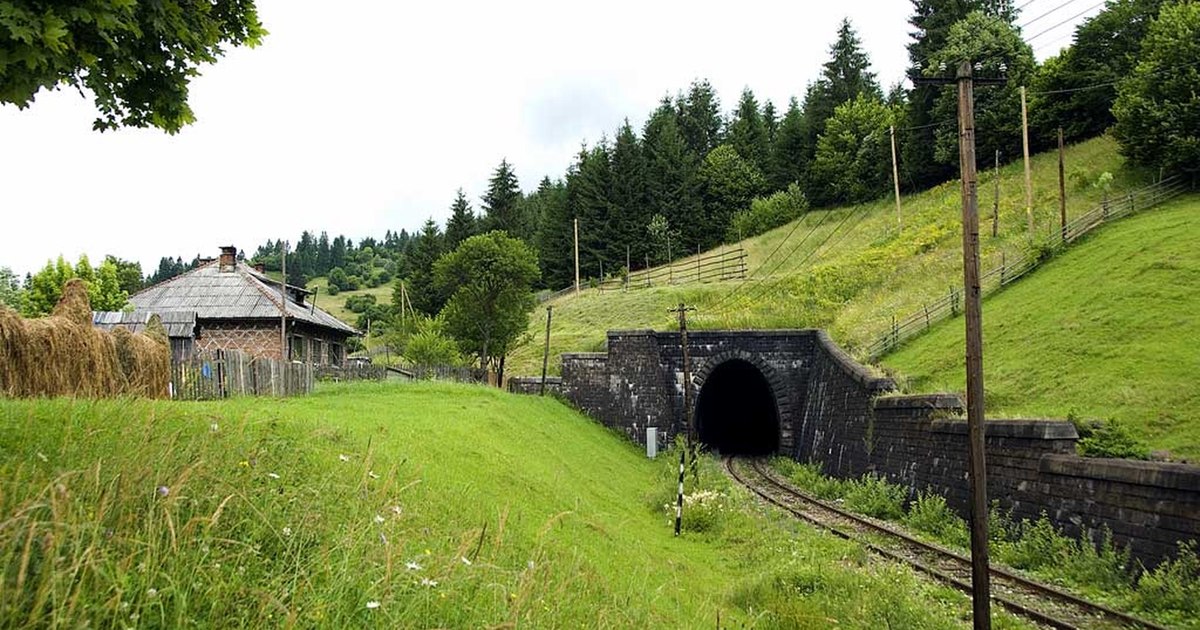 Tunelul Maramureș, lung de 2,4 km, săpat în 18 luni pe calea ferată Salva–Vișeu