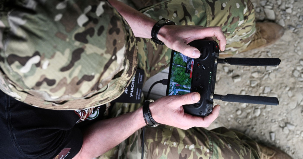 Ucraina transformă dronele de atac în „serviciu de curierat” pentru aprovizionarea frontului