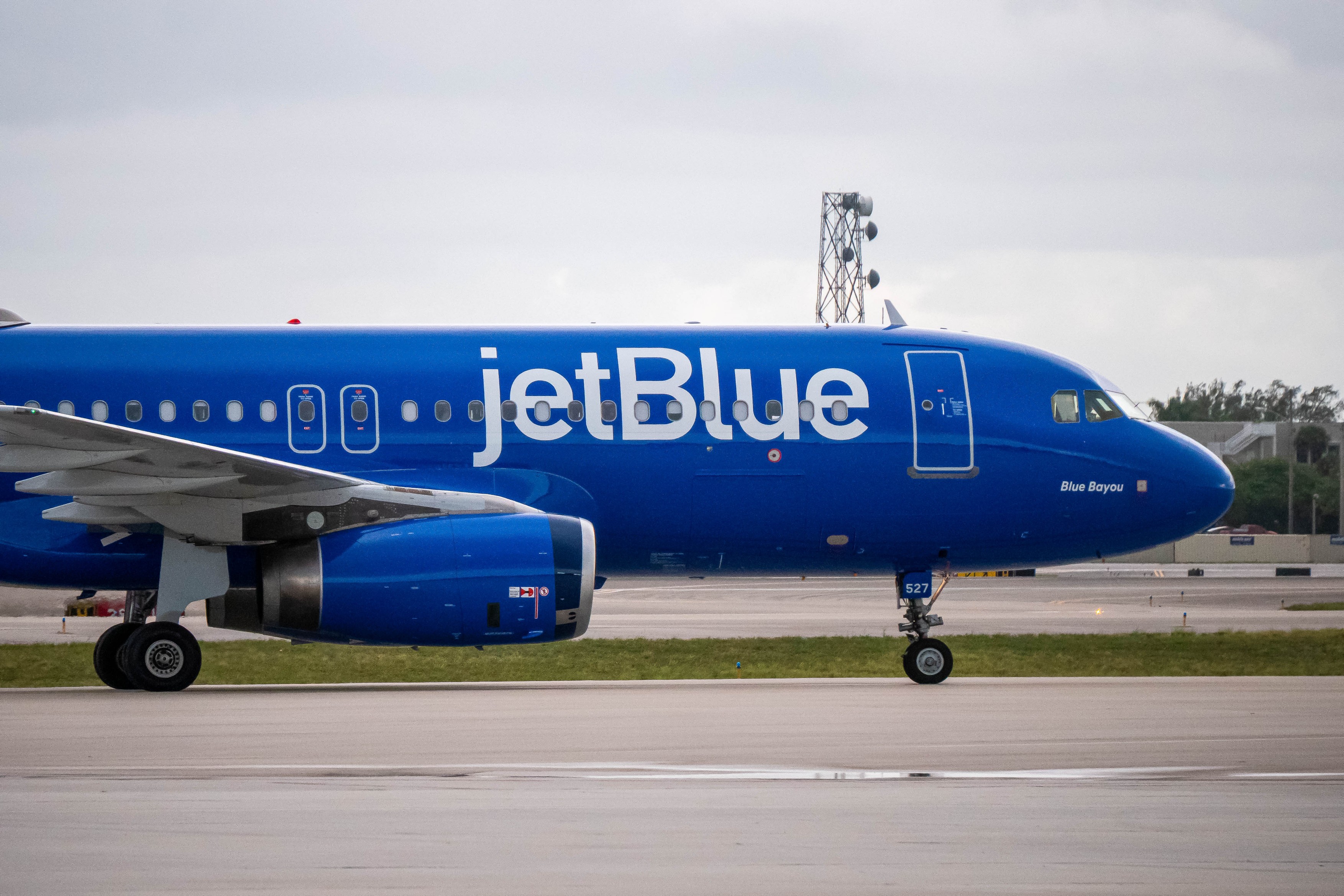 Un avion JetBlue a lovit o dronă la aterizare pe aeroportul JFK din New York
