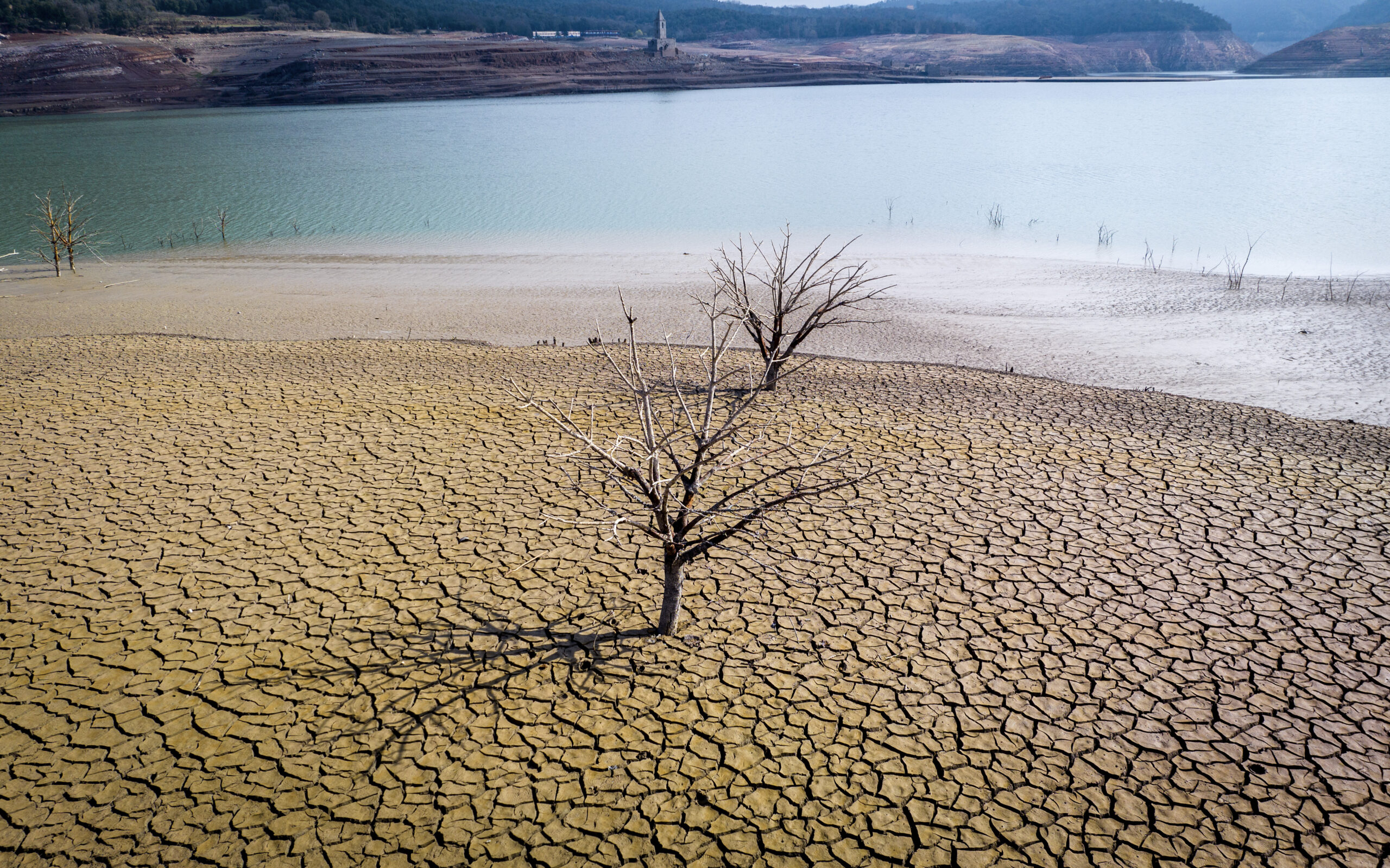 UNICEF: Aproape jumătate dintre copiii lumii, expuși la cel puțin trei pericole climatice