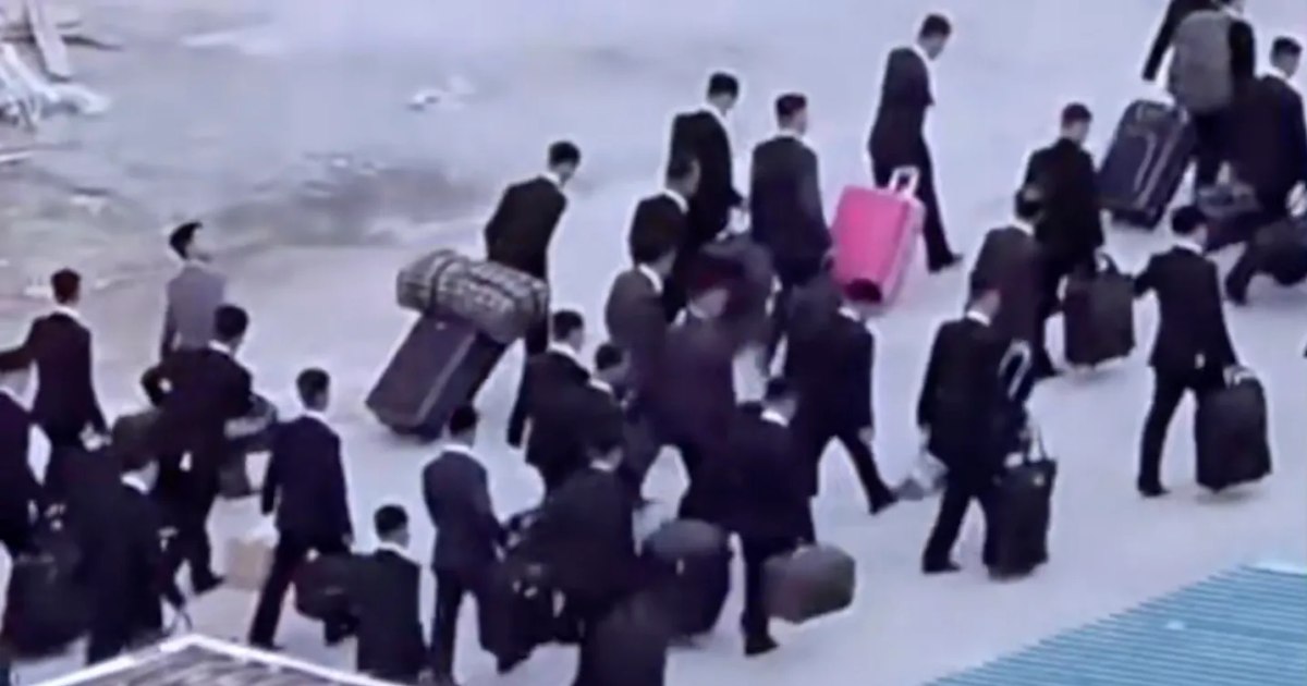Val de nord-coreeni în Rusia: imagini cu grupuri de bărbați în costume negre alimentează speculațiile privind noi trupe trimise de Kim Jong-un lui Putin