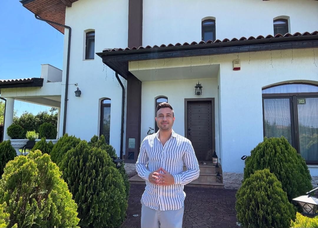 Valentin Sanfira își arată curtea de vis: piscină, palmieri și mobilier modern