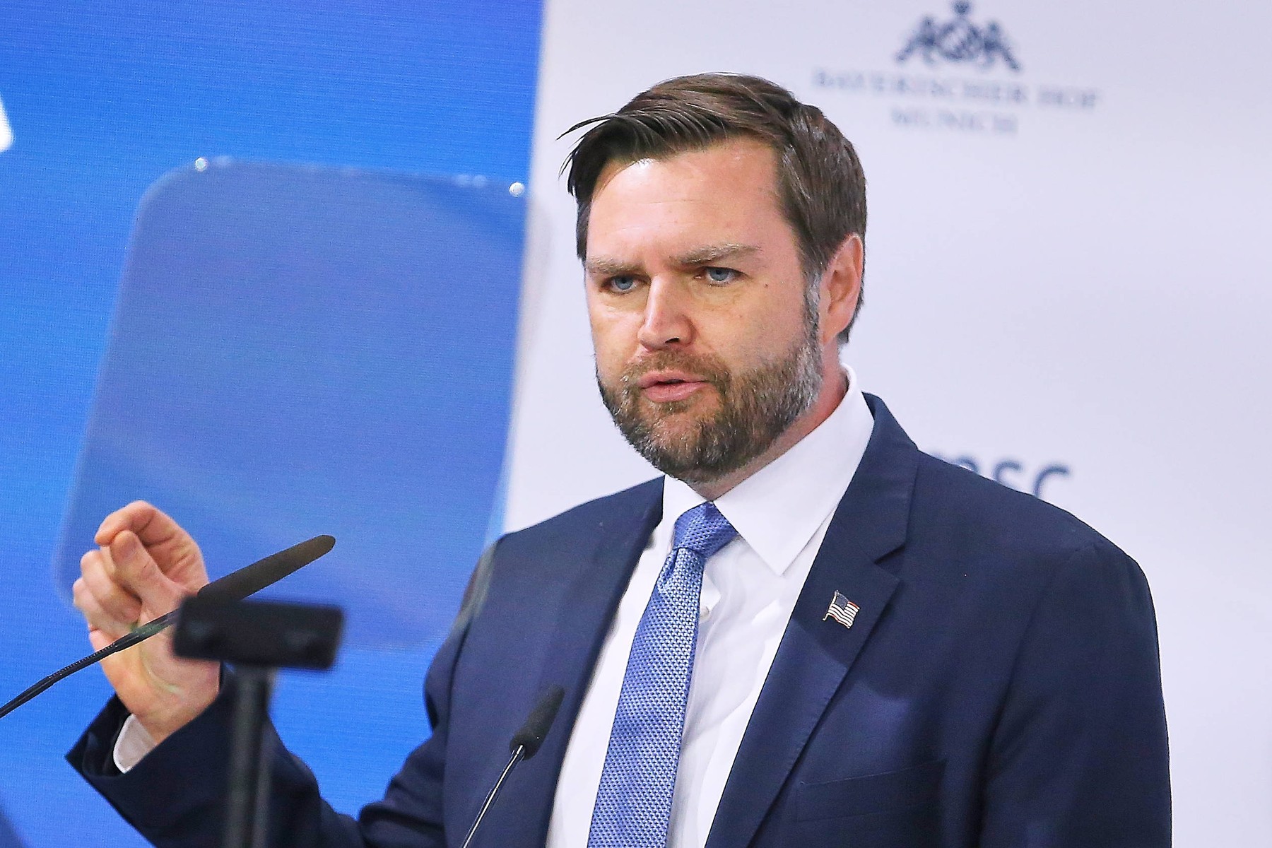 Vicepreședintele american JD Vance a sosit în Elveția pentru negocieri cu Iranul; situația în Strâmtoarea Ormuz, incertă