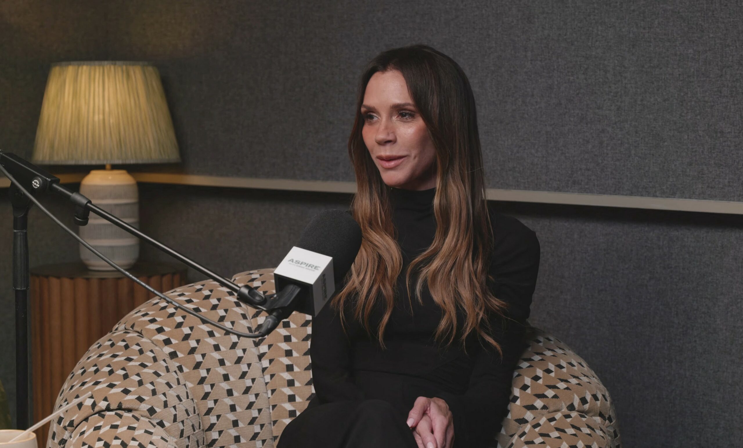 Victoria Beckham dezvăluie secretul părului sănătos: un prosop din microfibră de 25 de dolari