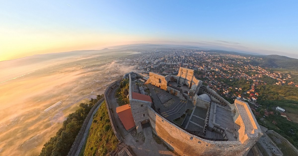 Viperele, paznicii veninoși ai Cetății Devei, atrag atenția turiștilor de peste un secol