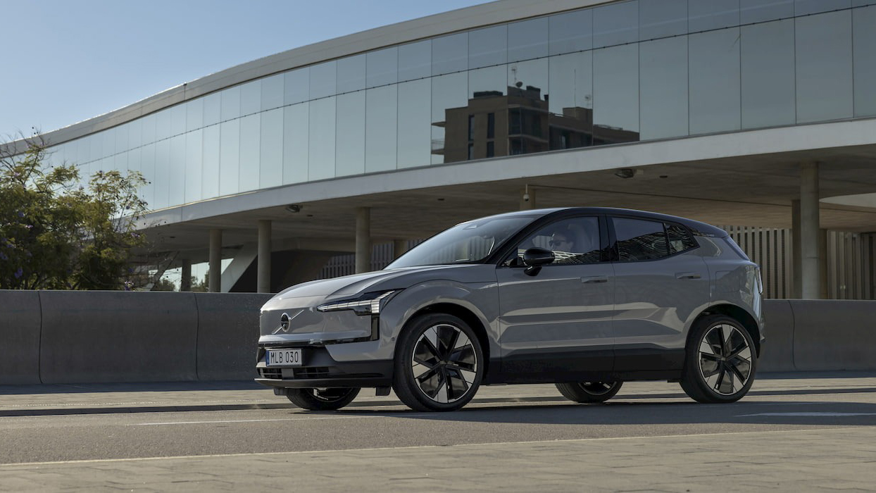 Volvo EX90 primește funcția Plug & Charge pe rețele Tesla și IONNA, eliminând aplicațiile și cardurile la încărcare