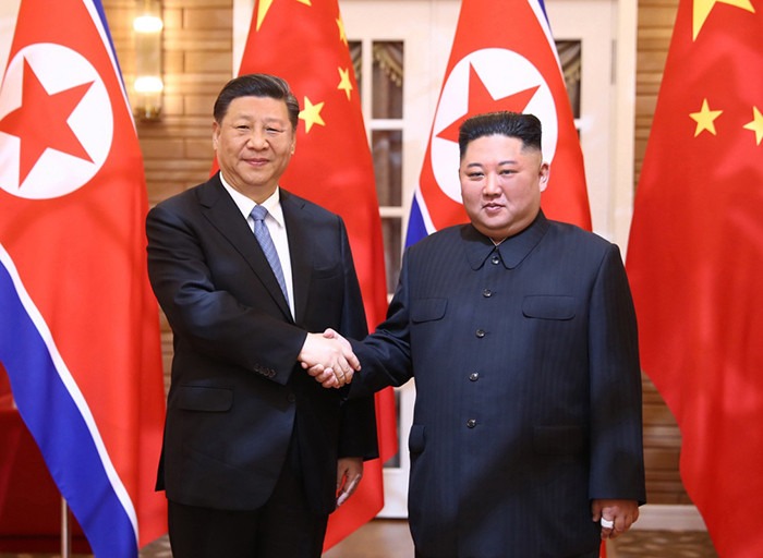 Xi Jinping, primit cu fast în Coreea de Nord; Kim Jong Un reafirmă sprijinul pentru principiul „o singură Chină”